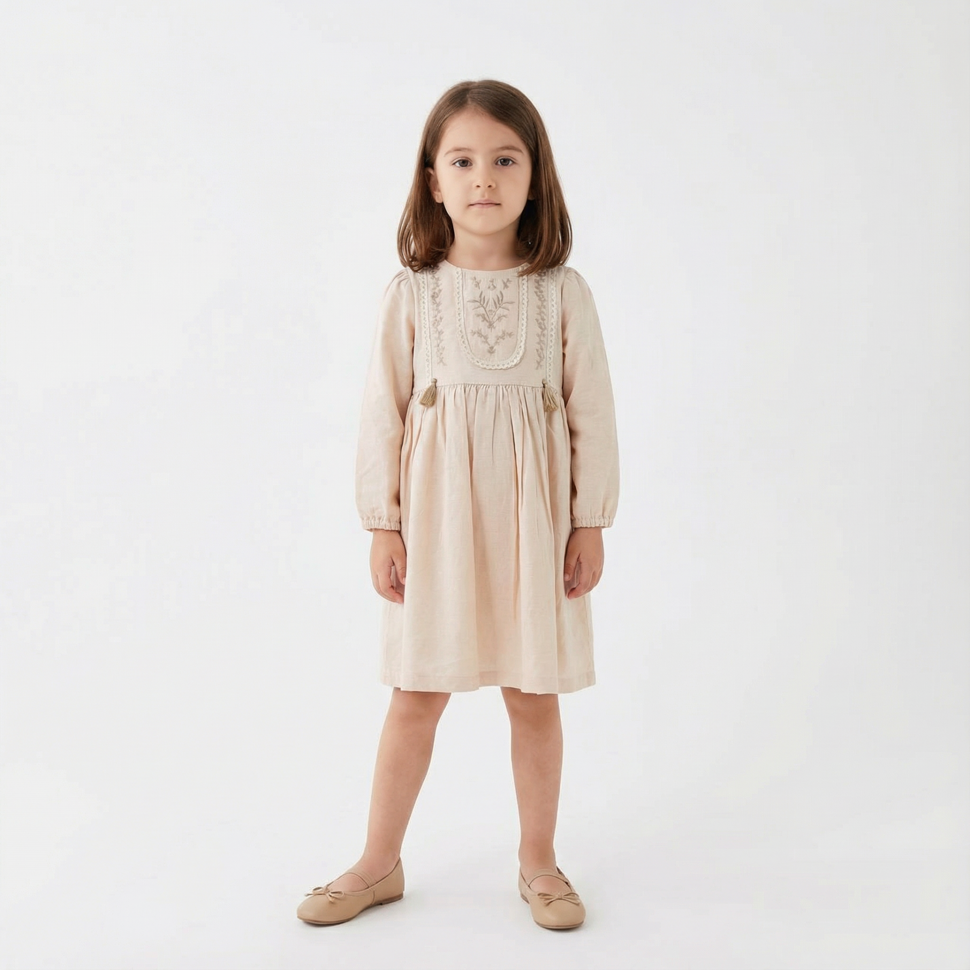 Nakış Detaylı Uzun Kollu Kız Çocuk Elbisesi – Şık ve Rahat Tasarım
