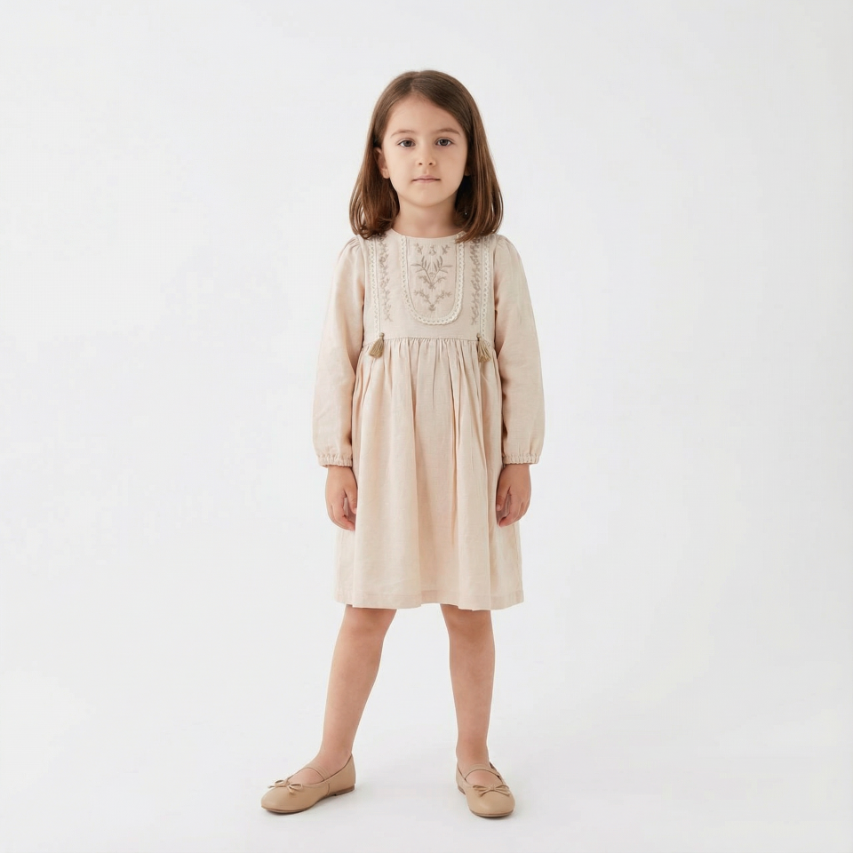 Nakış Detaylı Uzun Kollu Kız Çocuk Elbisesi – Şık ve Rahat Tasarım