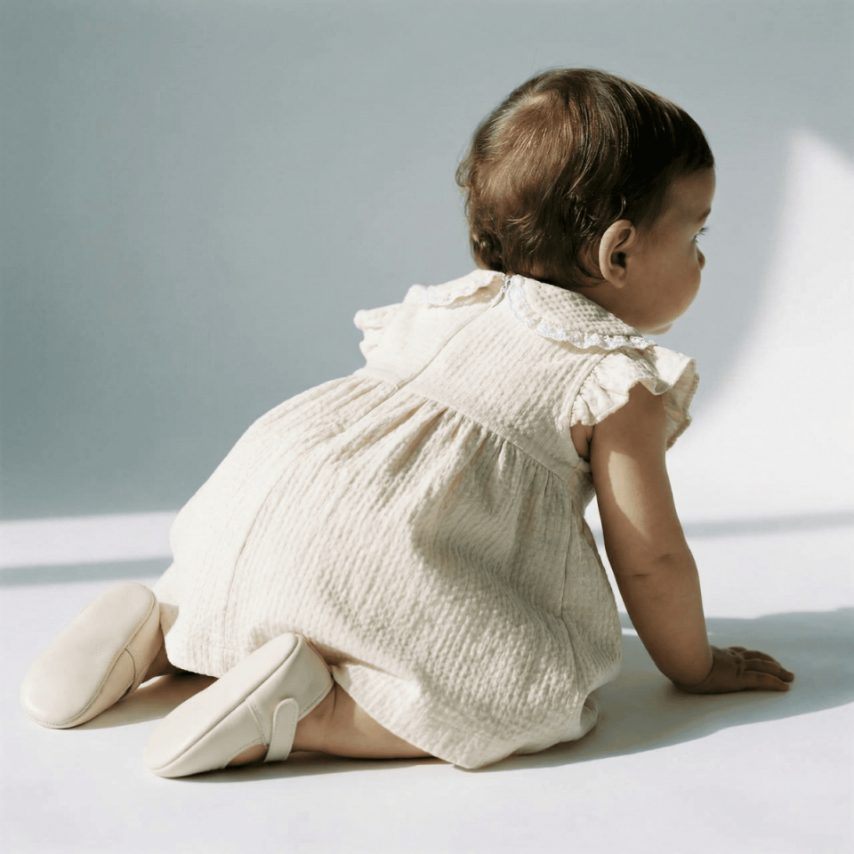 Krem dantel yakalı pamuklu kız bebek elbise